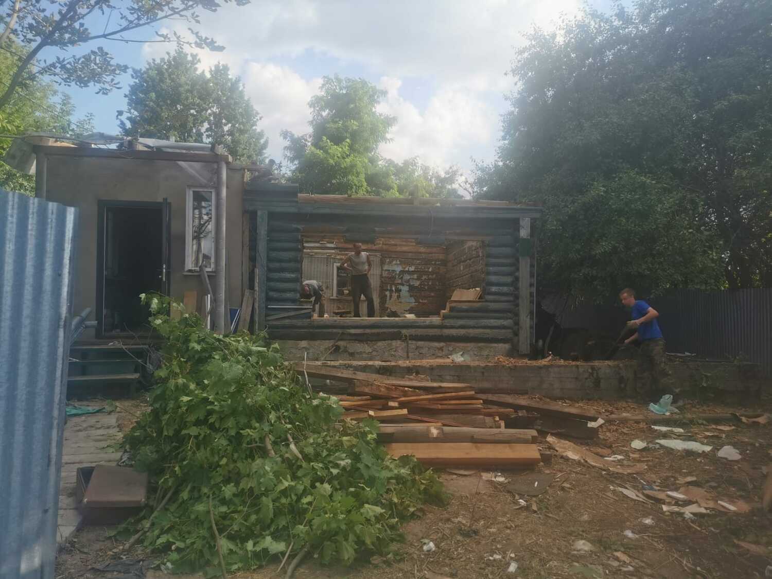 🏚️ Демонтаж деревянного дома: цены и услуги | Стоимость разборки с вывозом  в Москве и области 🚚